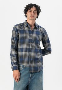Blau-beige kariertes Hemd aus weichem Stoff, mit Button-Down-Kragen, langen Ärmeln und braunen Knöpfen. Leicht und mit strukturiertem Design.