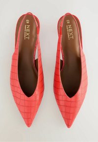 Rode puntige slingback schoenen met een gestructureerd krokodillenpatroon, voorzien van een bruine binnenzool en een uitgesneden ontwerp aan de zijkant voor ademend vermogen.