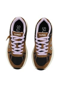 Sneaker scamosciate marroni e nere con un pannello in rete, lacci viola, suola bianca e un logo sulla linguetta e sul lato.