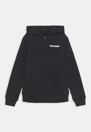 Schwarze Zip-Hoodie mit Kängurutasche, drawstring Kapuze und einem weißen "ABERCROMBIE" Logo auf der linken Brust. Aus weichem Material hergestellt.