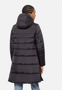Zwarte pufferjack met capuchon, voorzien van een geborduurd ontwerp, middellange stijl en een gladde textuur. De jas heeft lange mouwen en een rechte snit.
