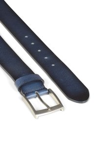 Cinturón de piel navy con hebilla de metal plateado, que cuenta con múltiples agujeros de ajuste y una textura suave. Los extremos son redondeados para mayor comodidad.