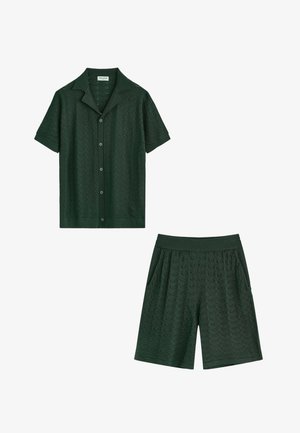Chemise boutonnée à manches courtes vert foncé avec col et shorts en maille texturée assortis avec taille élastique et poches latérales.