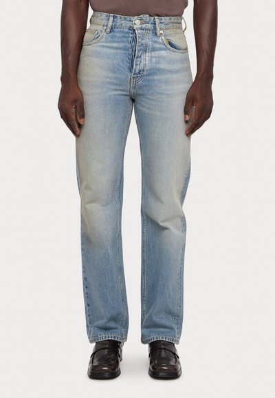 Hele sinine denim teksad, millel on sirge jalaliigendus, viis taskut, nööbid ja lukuga sulgemine, samuti peen kulumine ja kontrastne õmblus.