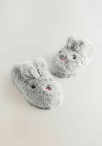 Graue Plüschkaninchenhausschuhe mit abgerundeter Form, langen Ohren und rosa Nasenakzenten. Weicher Stoff mit gestickten Gesichtszügen.