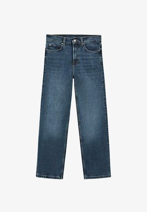 Blå jeans i lige ben med forreste knap og lynlås, bæltestropper og design med fem lommer på hvid baggrund.