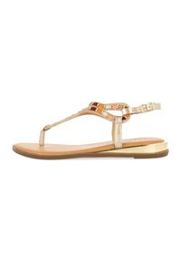 Sandalia plana en tono dorado con diseño de tira T adornada con cuentas en naranja, blanco y marrón. Cuenta con una correa con hebilla y un leve tacón.