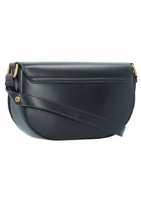 Borsa a tracolla in pelle blu navy, forma ovale, con chiusura a pattina, hardware dorato e una singola tracolla regolabile. Texture liscia.