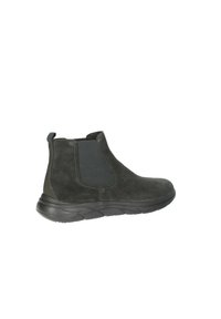 Stivali Chelsea in suede neri con pannelli laterali in elastico e suola in gomma, caratterizzati da una texture liscia e una punta arrotondata.