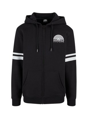 Čierna mikina na zips s predným vreckom, bielym logom a dvomi horizontálnymi bielymi pruhmi na každom rukáve. Vyrobená z jemného materiálu; obsahuje kapucňu.