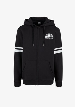 Sort zip-up sweatshirt med en frontlomme, hvidt logo og to horisontale hvide striber på hver ærme. Lavet af blødt stof; har en hætte.