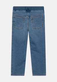 Modri jeans hlače z naravnim krojem, ki imajo mehak elastičen pas in dva zadnja žepa, zaključene z kontrastnim šivanjem.