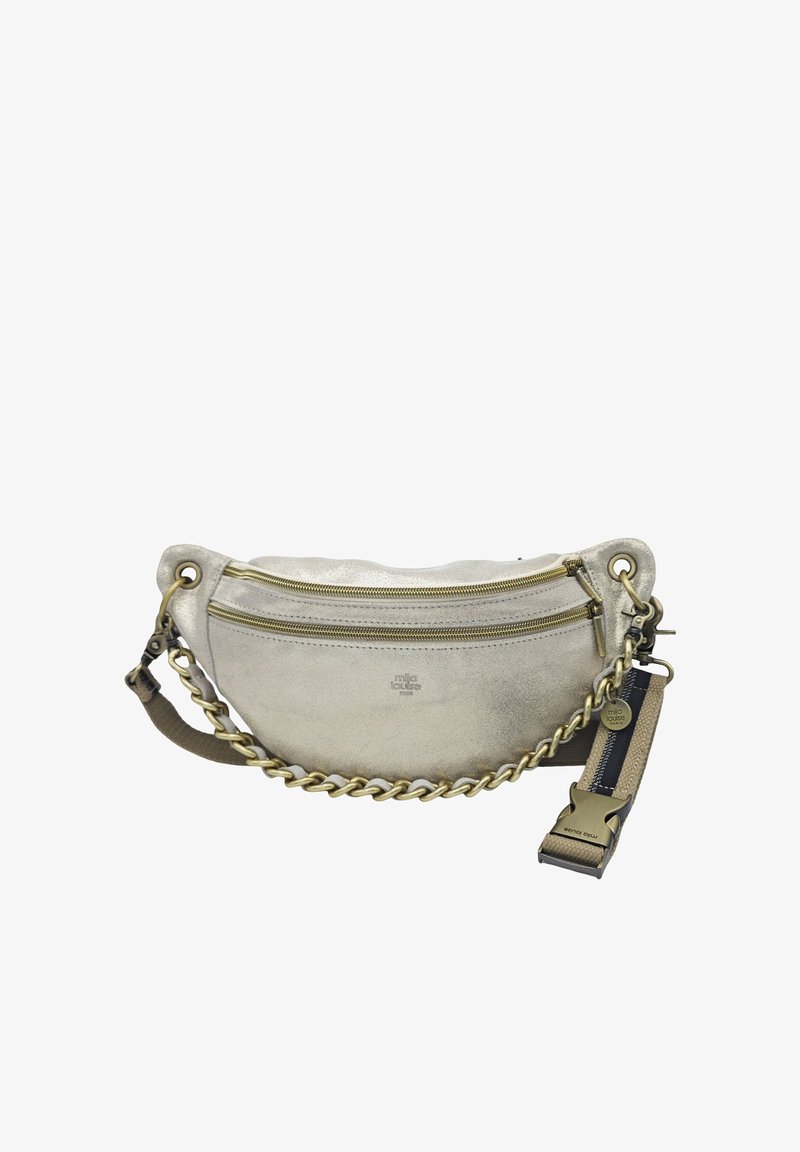 Sac banane en cuir beige clair avec deux compartiments zippés, détail en chaîne dorée et sangle en tissu ajustable avec boucle en plastique.