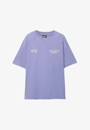 Kortärmad, lavendelfärgad t-shirt i bomull med guldtext, grafiska detaljer och rund halsringning. Avslappnad passform med en lös form.