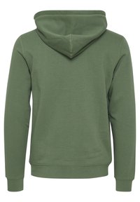 Sweat à capuche vert olive avec capuche à cordon, manches longues, poignets et ourlet côtelés. Texture lisse avec des détails cousus.