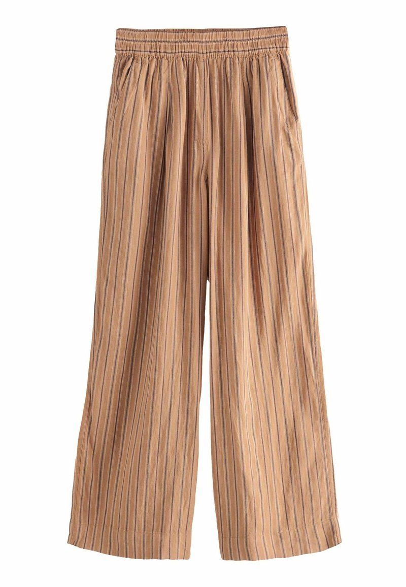 Pantalones de pierna ancha en un tejido marrón claro con rayas verticales. Cuentan con una cinturilla elástica y un material suave y texturizado.
