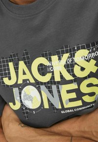 Jack & Jones JCODUST CREW NECK - Camiseta estampada - asphalt
