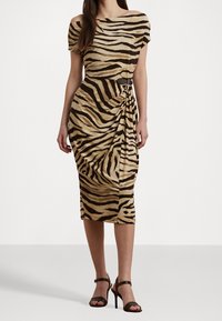 Sukienka midi na ramiączkach w kolorze beżowym z czarnymi paskami tygrysa, z drapowanym bocznym wzorem i paskiem w talii.
