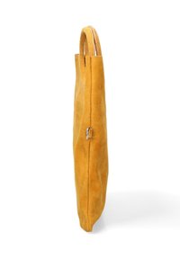 Borsa a tracolla gialla in suede con profilo snello, manici allungati e una cerniera laterale. Texture morbida con una finitura liscia e dettagli di cucitura minimi.