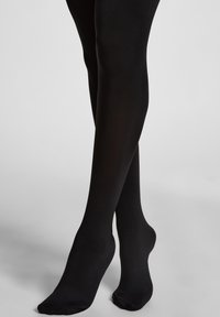 Schwarze, blickdichte Strumpfhosen mit glatter Textur. Sie bedecken die Beine von den Füßen bis zur Mitte des Oberschenkels und zeichnen sich durch ein nahtloses Design ohne Muster aus.