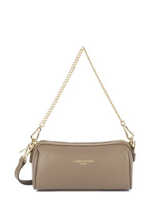 Sac à main cylindrique en cuir taupe avec bandoulière chaîne dorée et fermeture éclair, embossé du logo Lancaster Paris sur le devant.