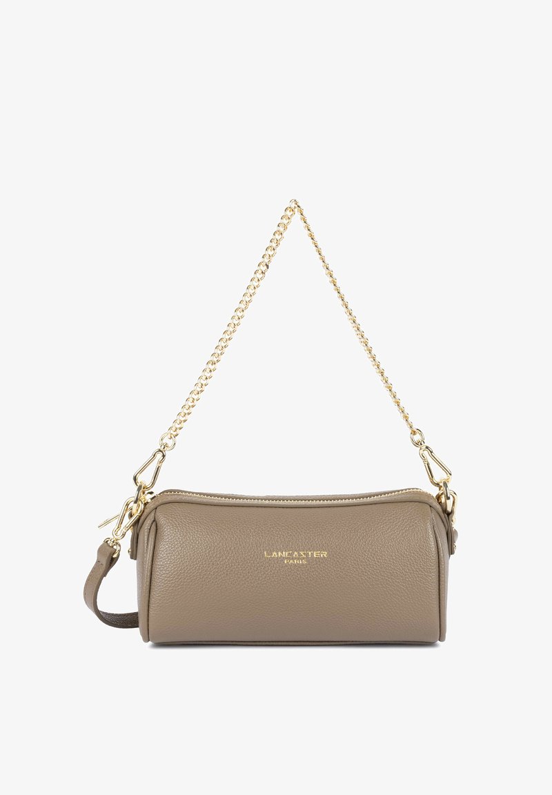 Sac à main cylindrique en cuir taupe avec bandoulière chaîne dorée et fermeture éclair, embossé du logo Lancaster Paris sur le devant.