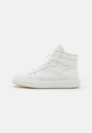 Witte high-top sneakers van glad leer met een gestructureerde afwerking, voorzien van vetersluiting, gewatteerde kraag en een rubberen zool.