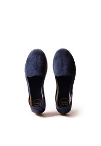 Marineblauwe suede instappers met een ronde neus, elastische zijkanten en een geborduurde jute buitenzool voor textuur en duurzaamheid.
