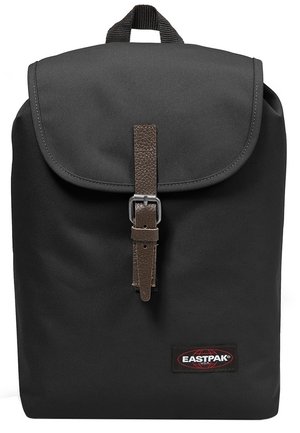 Czarny plecak Eastpak z brązowym paskiem z klamrą ze skóry i górną rączką, logo umieszczone na dole z przodu po prawej stronie.