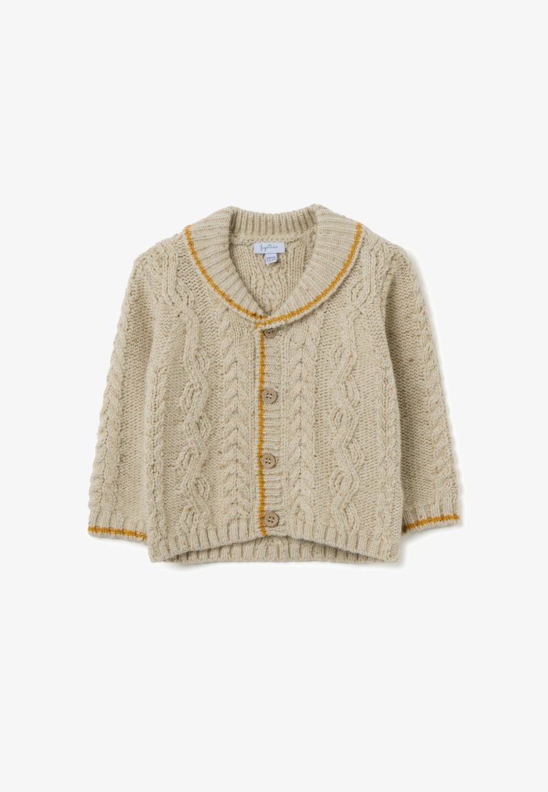 Beiger Strickcardigan mit einem Schalkragen, ausgestattet mit Zopfmustern, goldgelben Akzenten und Holzknöpfen vorne.