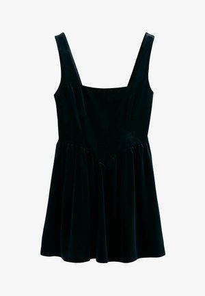 Vestido de terciopelo negro con un cuerpo ajustado y falda acampanada. Tiene tirantes anchos y suaves pliegues en la cintura para agregar textura.