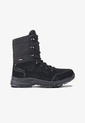 Bota de senderismo negra de corte alto con ganchos para cordones, suela texturizada, etiqueta Gore-Tex y marca Dachstein en el lateral.