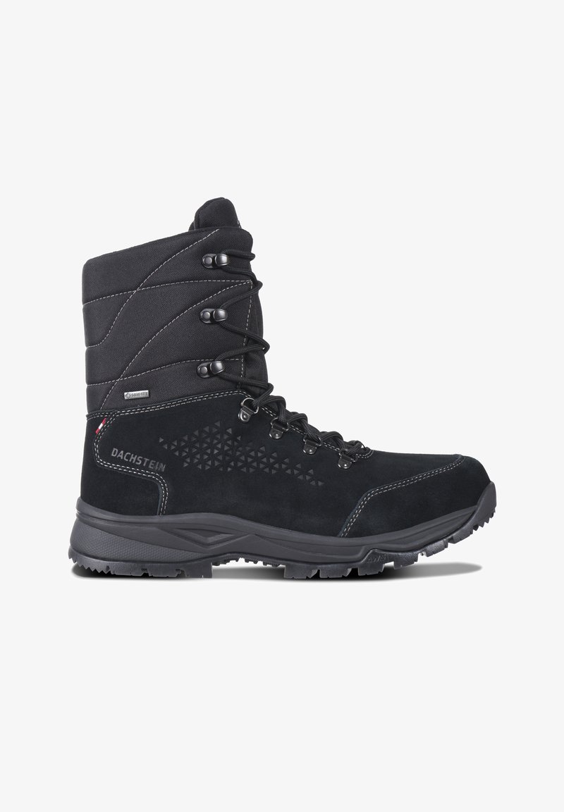 Botte de randonnée noire à coupe haute avec crochets pour lacets, semelle texturée, étiquette Gore-Tex et marquage Dachstein sur le côté.