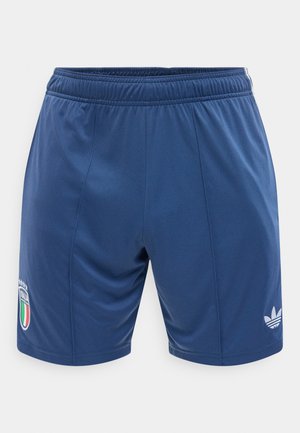 Blå atletiske shorts med elastisk talje, med Italiens fodboldemblem på venstre ben og hvid Adidas-logo på højre ben.
