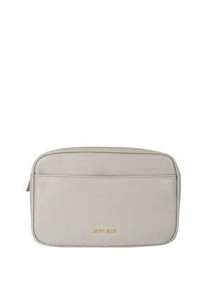 Borsa a tracolla in pelle grigia chiara con finitura testurizzata, dotata di una tasca frontale con zip e di un dettaglio logo dorato. Forma rettangolare.