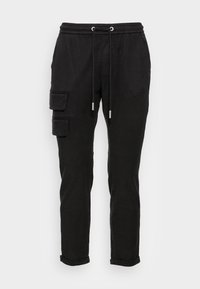 Černé teplákové kalhoty vyrobené z bavlny, s elastickým pasem, šňůrkou a několika cargo kapsami po stranách.