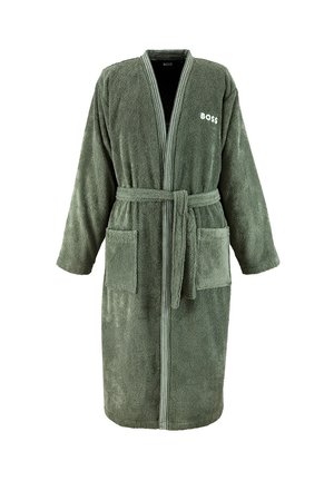 Peignoir en éponge vert avec ceinture à la taille, deux poches avant et logo "BOSS" sur la poitrine.