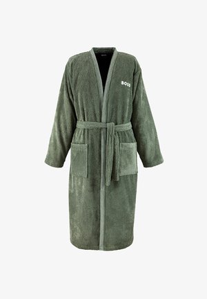 Peignoir en éponge vert avec ceinture à la taille, deux poches avant et logo "BOSS" sur la poitrine.