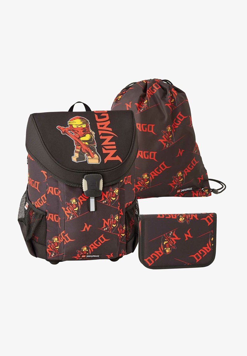 Sac à dos sur le thème de Ninjago en noir, avec des accents rouges et des graphismes de personnages. Comprend un sac à dos, un sac à cordon et un portefeuille aux designs similaires.