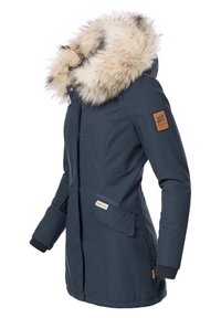 Mørkeblå parka-jakke med en hætte foret med pels, to frontlommer, ribbede manchetter og et logo-patch på ærmet. Glat stoftekstur.