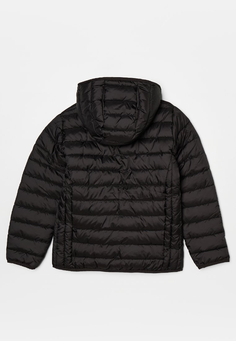 Schwarze isolierte Steppjacke mit Kapuze, mit einem gesteppten Design, glatter Textur sowie elastischen Bündchen und Saum.