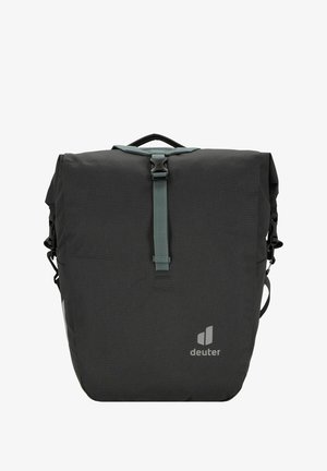 Schwarzer Stoff-Rucksack mit Klappverschluss, vorderem Riemen und Logo. Verfügt über verstellbare Schultergurte und eine strukturierte Oberfläche.