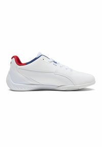Chaussure de sport blanche avec des accents rouges et bleus, dessus en synthétique lisse, fermeture à lacets, orteil arrondi et semelle en caoutchouc texturée.