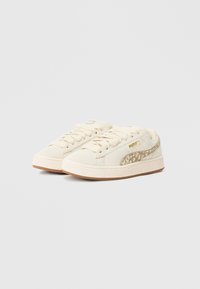 Bėgimo bateliai iš off-white kanvos su tekstūriniais akcentais, su smėlio spalvos raštuota juosta ir guminiais padais. Šnarančių dizainas su apvaliu pirštu.