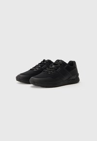Paar schwarze Schnürsport Sneakers mit strukturiertem Mesh- und Synthetik-Obermaterial, runder Zehenform und gemusterter Gummisohle auf weißem Hintergrund.