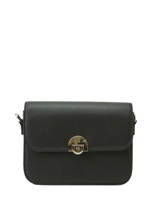 Borsa a tracolla rettangolare in pelle nera con fibbia metallica d’argento sulla parte frontale e texture liscia.