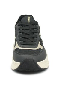 Schwarzer Sportschuh mit strukturierter Mesh-Oberfläche, glatten Akzenten und kontrastierender weißer Sohle. Die Schnürsenkel sind oben deutlich sichtbar.