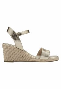 Metalické zlaté wedge sandály s pletenou špičkou, otevřená špička a nastavitelné popruhy kolem kotníku. Hladký povrch a minimalistický styl.