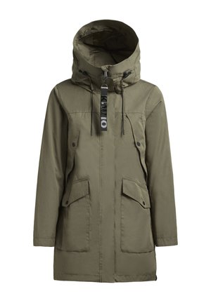 Olívazöld parkajacket kapucnival, elöl cipzárral, két nagy elülső zsebbel és fekete logó címkével. Simább, tartós anyag.