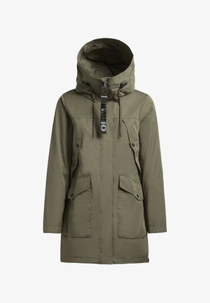 Olívazöld parkajacket kapucnival, elöl cipzárral, két nagy elülső zsebbel és fekete logó címkével. Simább, tartós anyag.
